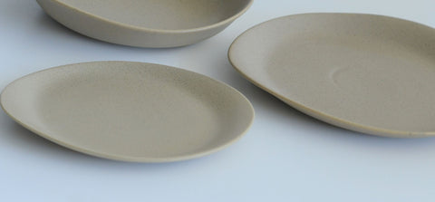 Della Terra Round Platter, Desert Sand (2 sizes)