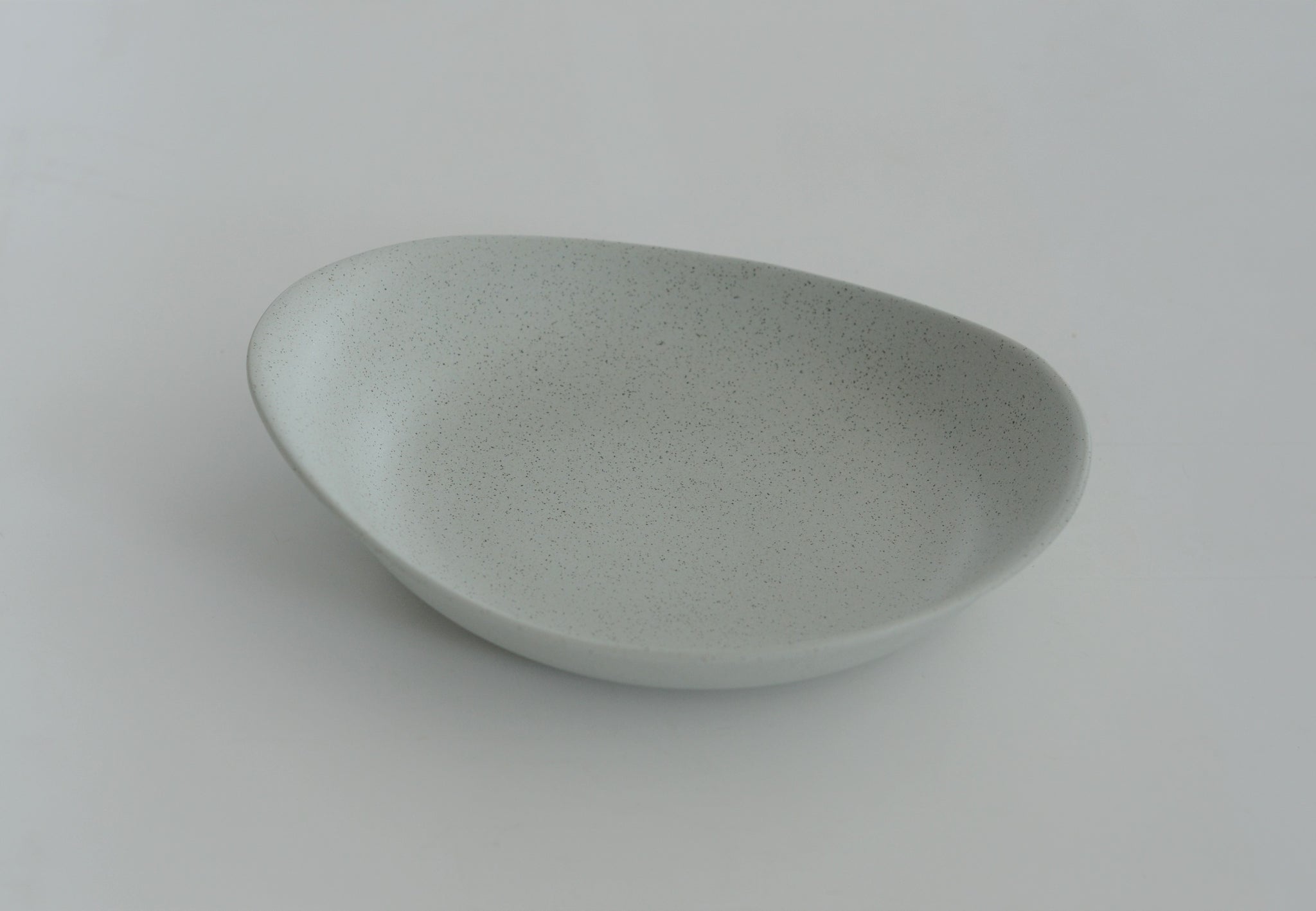 Della Terra Round Dish 11", Speckled Grey